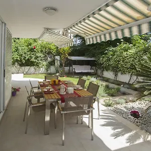 Deluxe Lea With Large Garden Apartment